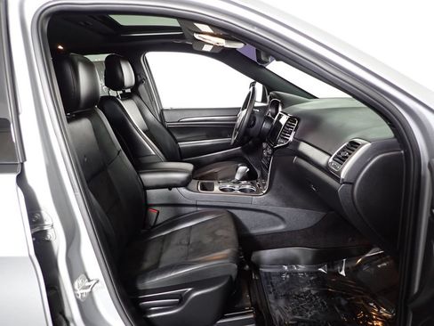 Used 2019 Jeep Grand Cherokee Altitude AWD/4WD image 39