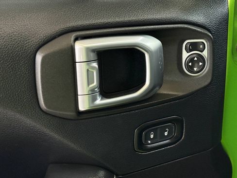 Used 2018 Jeep Wrangler Unlimited Sahara w/ Uconnect 4C Nav & Sound Group AWD/4WD image 32