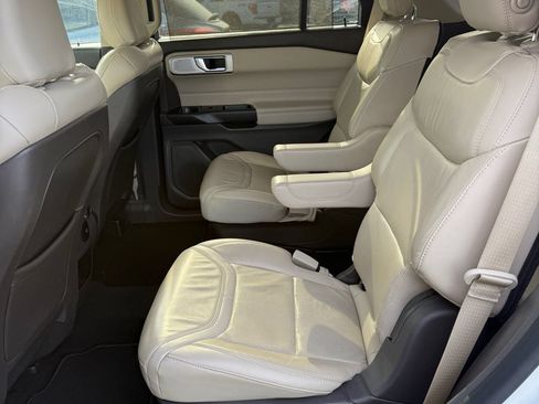 Used 2020 Ford Explorer Platinum w/ Premium Technology Package AWD/4WD image 11