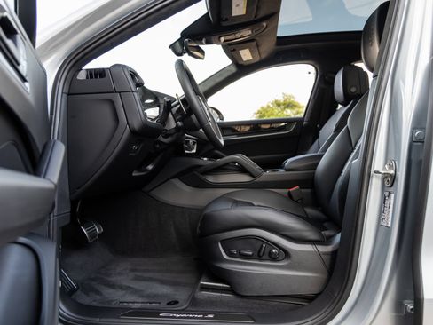 Certified 2025 Porsche Cayenne S AWD/4WD image 25