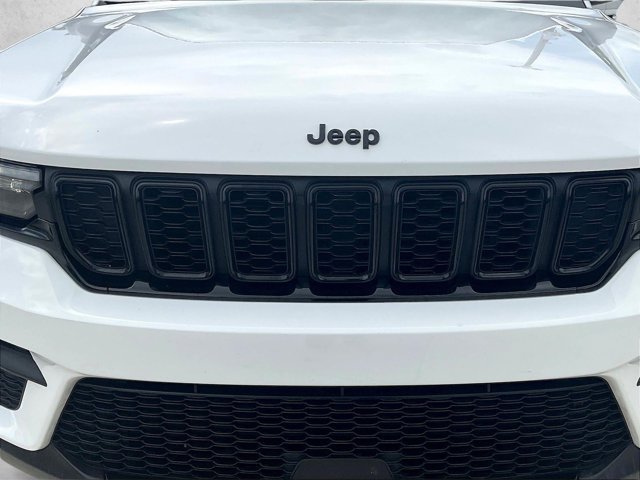 Used 2024 Jeep Grand Cherokee Altitude RWD image 29