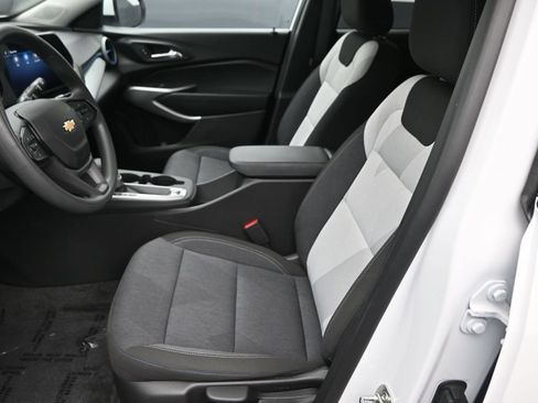 Used 2024 Chevrolet Trax LS w/ LS Convenience Package FWD image 17
