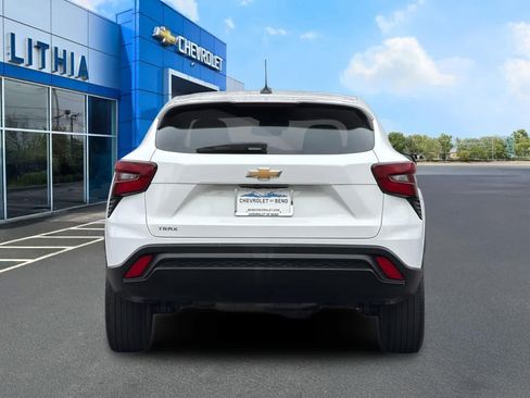 Used 2024 Chevrolet Trax LS w/ LS Convenience Package FWD image 7