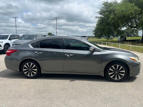Used 2017 Nissan Altima 2.5 SL w/ Moonroof Package FWD image 4