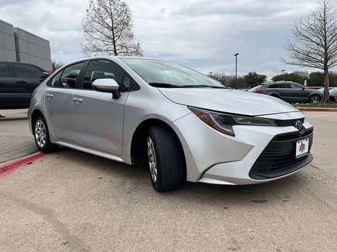 Used 2025 Toyota Corolla LE image 4