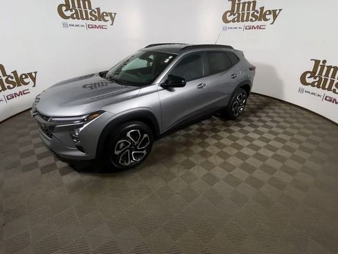 Used 2025 Chevrolet Trax RS w/ Driver Confidence Package image 4