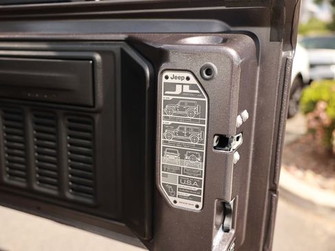 Used 2025 Jeep Wrangler Unlimited Sahara w/ Safety Group AWD/4WD image 39