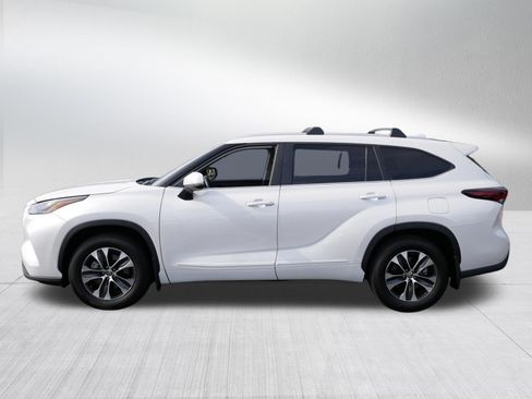 Certified 2025 Toyota Highlander XLE AWD/4WD image 4