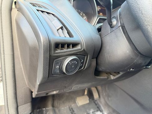 Used 2015 Ford Focus SE FWD image 19