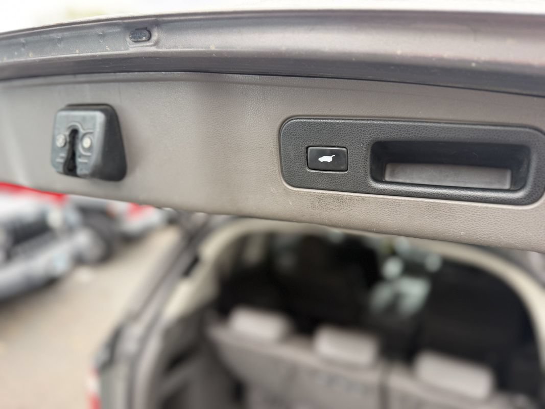 Used 2012 Honda Odyssey Touring Elite image 9