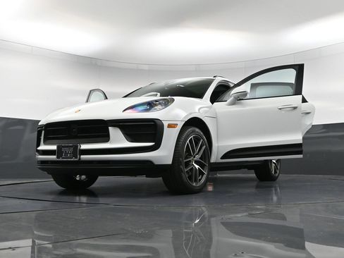 Certified 2025 Porsche Macan image 39