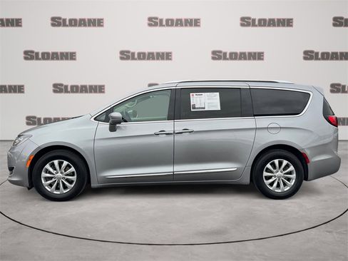 Used 2020 Chrysler Pacifica Touring-L image 2