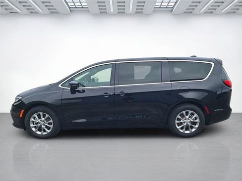 Used 2026 Chrysler Pacifica Limited FWD image 7