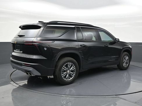 Used 2025 Chevrolet Traverse LT FWD image 5