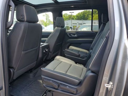 Used 2023 GMC Yukon XL SLT w/ SLT Premium Package AWD/4WD image 16