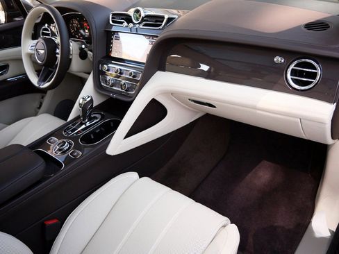 Used 2025 Bentley Bentayga Extended Wheelbase image 19