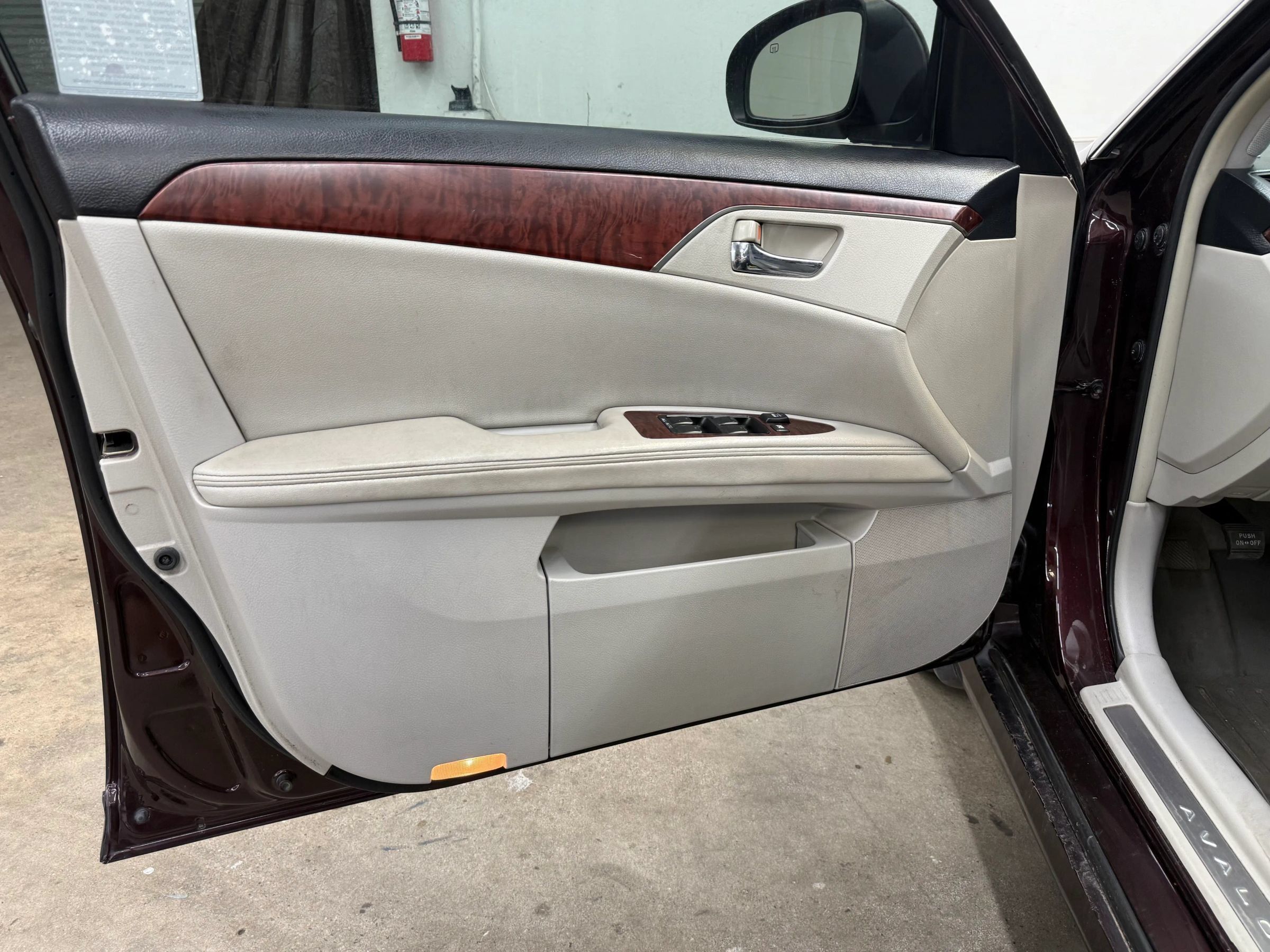 Used 2012 Toyota Avalon FWD image 10