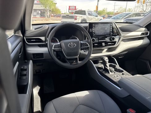Used 2022 Toyota Highlander LE AWD/4WD image 15