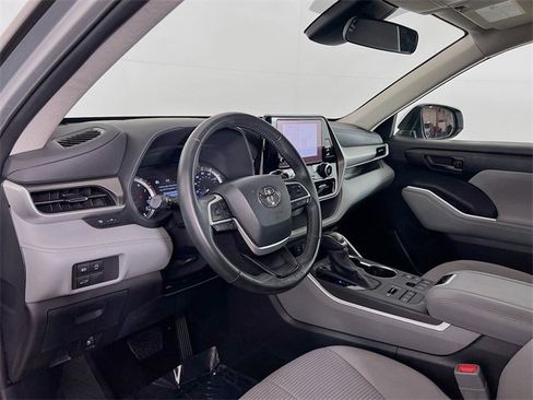Used 2024 Toyota Highlander LE image 11