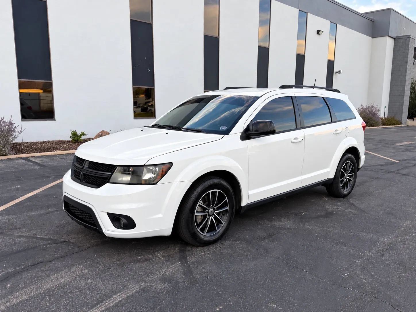 Used 2018 Dodge Journey SXT w/ Connectivity Group FWD image 1