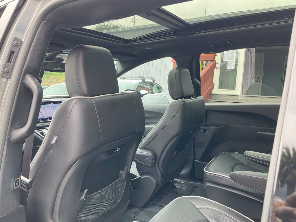 Used 2023 Chrysler Pacifica Limited w/ S Appearance Package FWD image 23