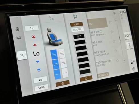 Certified 2025 Land Rover Range Rover Velar Dynamic SE image 21