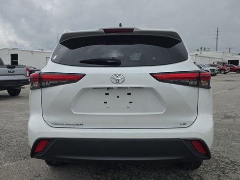 Used 2023 Toyota Highlander LE FWD image 4
