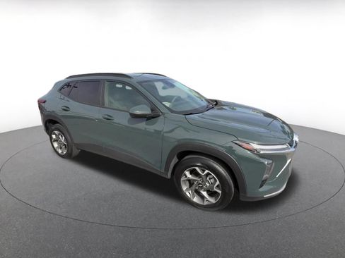Used 2025 Chevrolet Trax LT FWD image 2