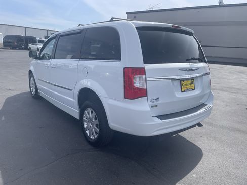 Used 2016 Chrysler Town & Country Touring image 6