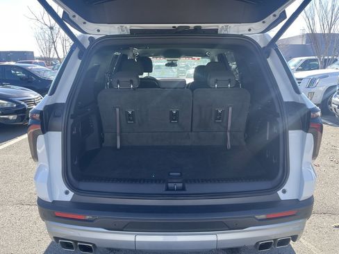 Used 2025 Chevrolet Traverse LT image 7