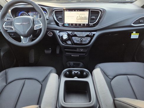 New 2026 Chrysler Pacifica Select image 5