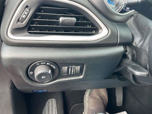 Used 2025 Chrysler Pacifica Select image 13