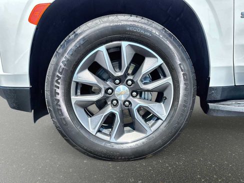 Used 2023 Chevrolet Suburban LT w/ Luxury Package RWD image 15