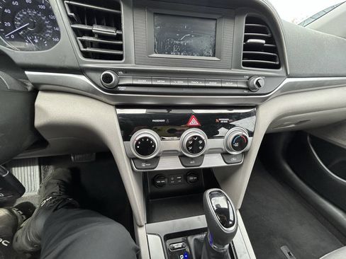 Used 2019 Hyundai Elantra SE image 13