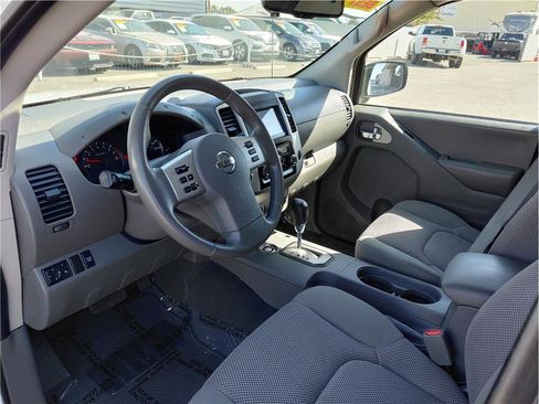 Used 2020 Nissan Frontier SV image 4