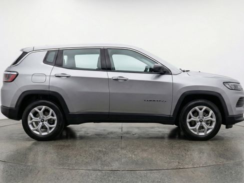 Used 2025 Jeep Compass Latitude image 11