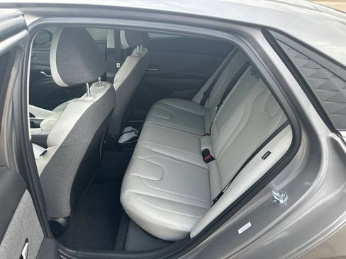 Used 2025 Hyundai Elantra Limited FWD image 7