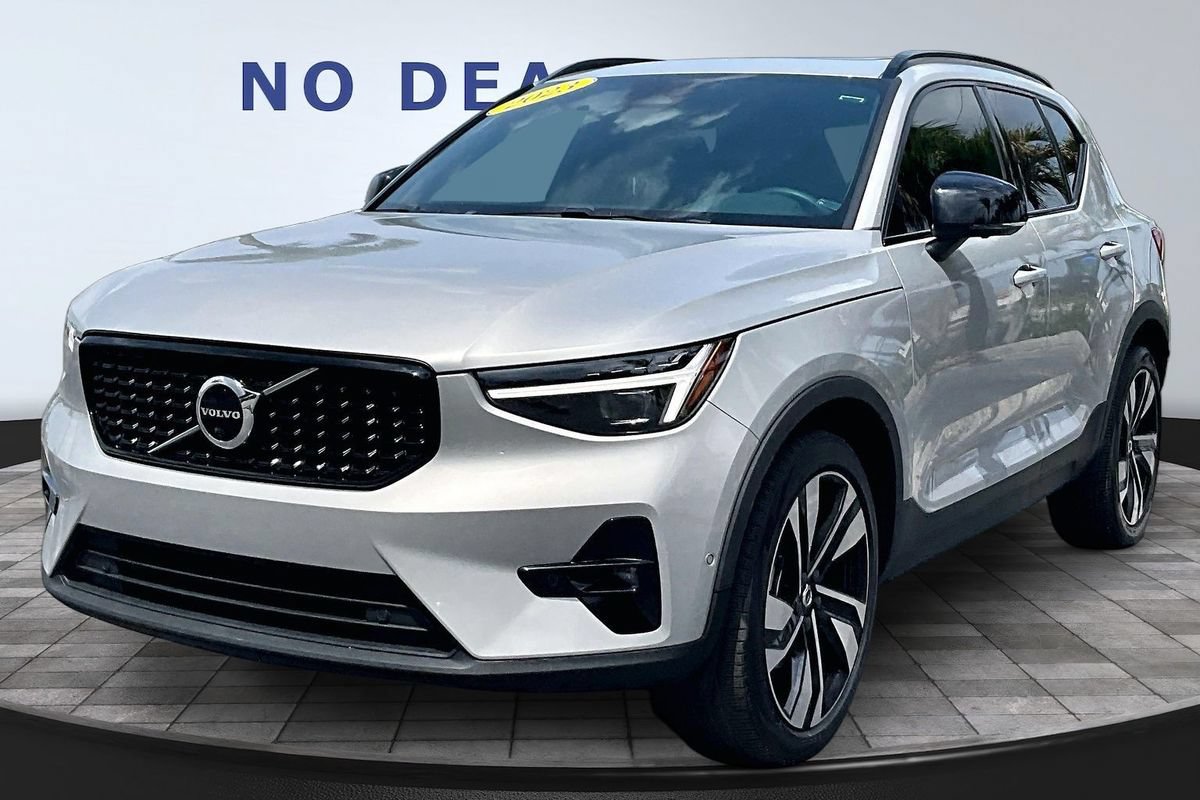 Used 2023 Volvo XC40 B4 Ultimate w/ Protection Package Premier FWD image 1