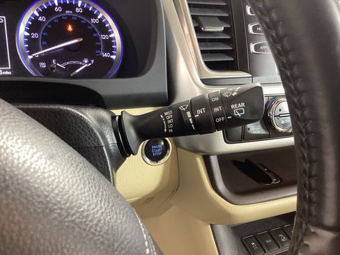 Used 2019 Toyota Highlander XLE AWD/4WD image 19