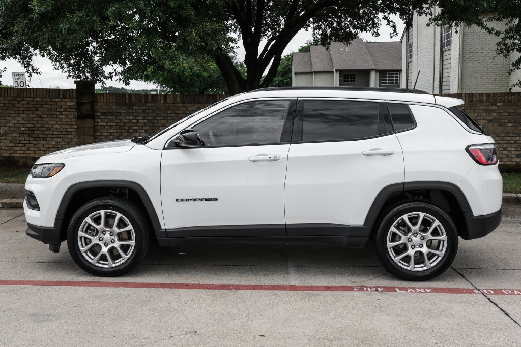 Used 2023 Jeep Compass Latitude AWD/4WD image 20