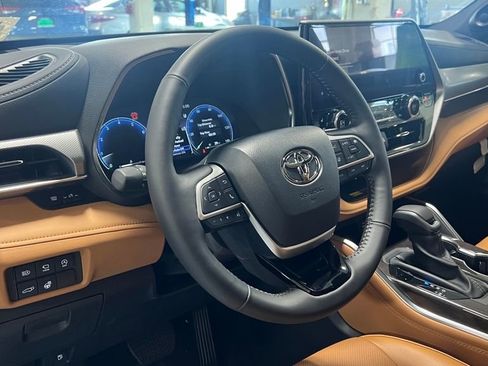 New 2025 Toyota Highlander Platinum image 10