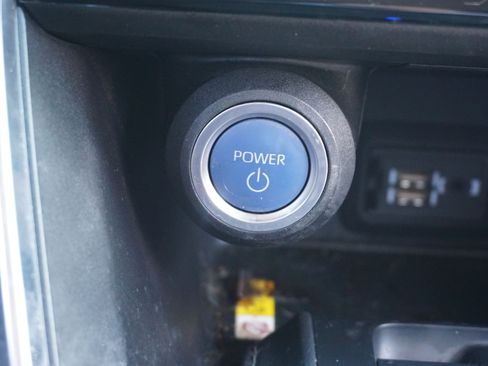 Used 2021 Toyota Venza LE image 11