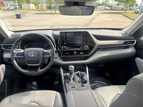 Used 2020 Toyota Highlander XLE AWD/4WD image 8
