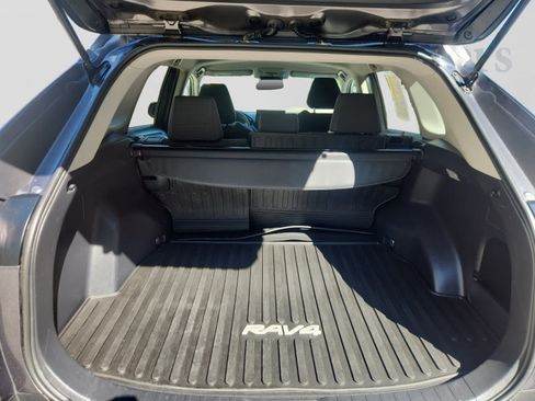 Used 2019 Toyota RAV4 LE AWD/4WD image 4