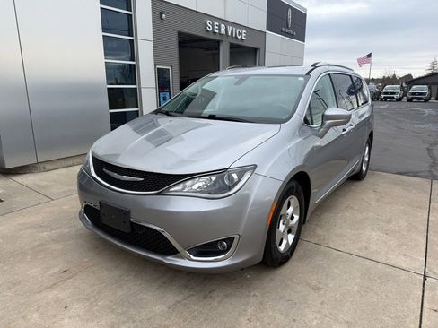 Used 2017 Chrysler Pacifica Touring-L Plus image 5