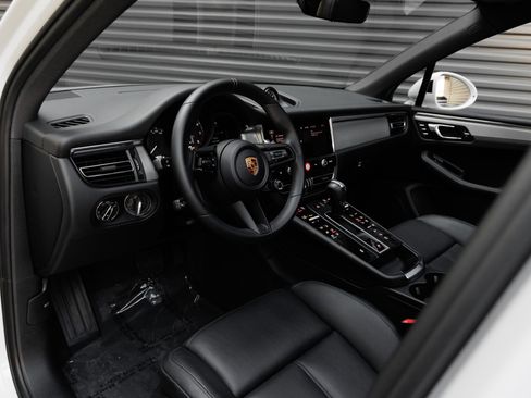 Certified 2026 Porsche Macan AWD/4WD image 4