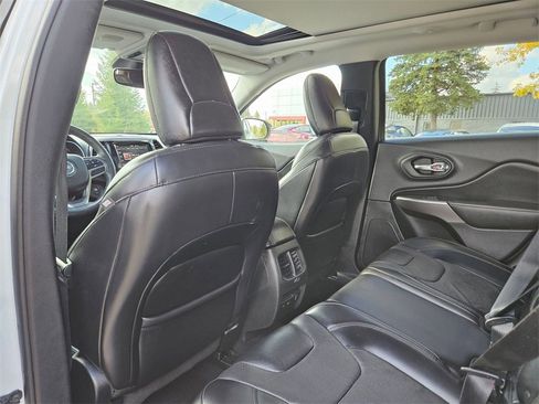 Used 2019 Jeep Cherokee Limited image 27