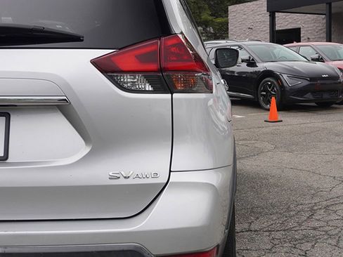 Used 2018 Nissan Rogue SV AWD/4WD image 13