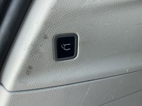 Used 2024 Chrysler Pacifica Touring-L image 19