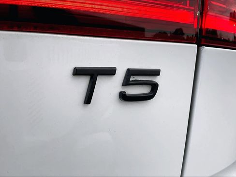 Used 2020 Volvo V60 T5 Momentum image 31